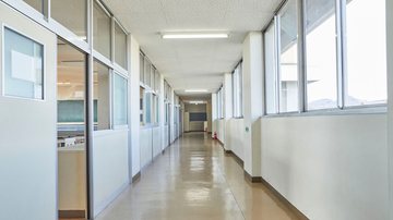 Corredor vazio de escola