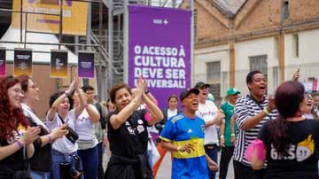 Pessoas se divertem em edicão anterior do FestPraRua
