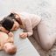 Mãe exausta cuida de bebê