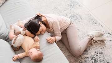 Mãe exausta cuida de bebê