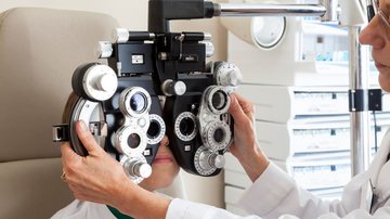 Homem faz exame de vista