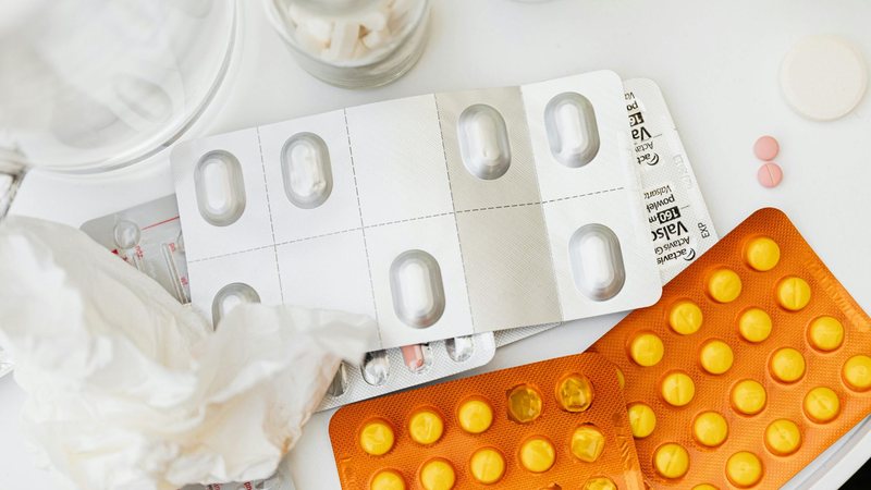 Na novela, a falsificação de medicamentos resulta em tragédias, tal qual acontece na vida real - Foto: Canva Pro