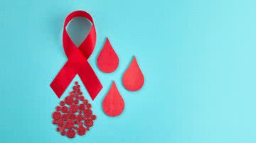 Fita vermelha e formas de gotas vermelhas