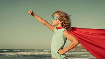 Menino vestido de super herói