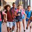 Crianças se divertem correndo na escola