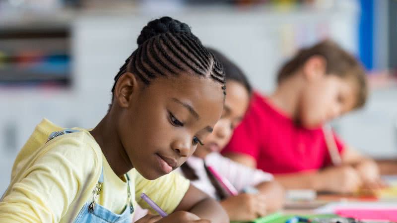 Leitura e escrita na educação básica é essencial para desenvolver pensamento crítico - Foto: Canva Pro