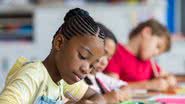 Leitura e escrita na educação básica é essencial para desenvolver pensamento crítico - Foto: Canva Pro