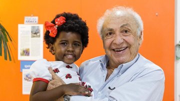 Sr. Vivian de Piccioto com criança atendida pelo projeto