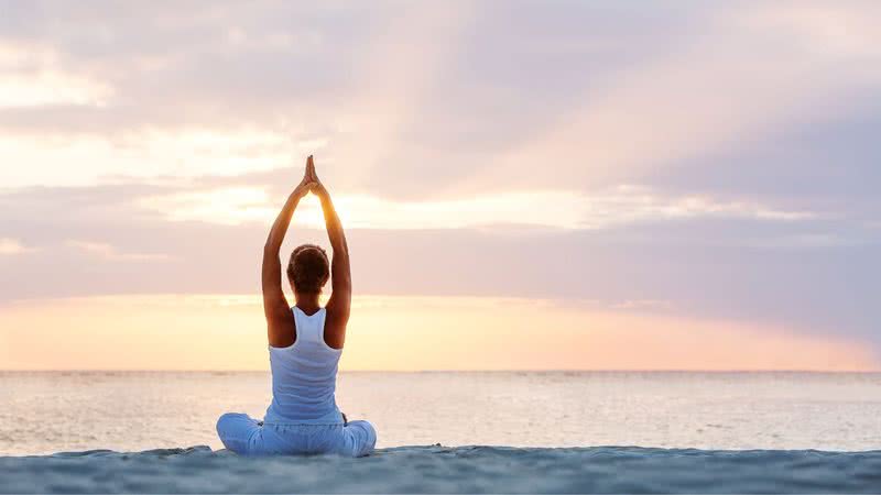 Ginástica holística promove a reeducação postural suave, sem alongamentos forçados ou correções externas - Foto: Canva Pro