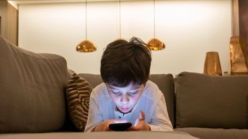 Influenciadores em redes sociais e YouTube Kids usam e ostentam produtos, fazendo publicidade disfarçada para crianças. - Foto: Canva Pro