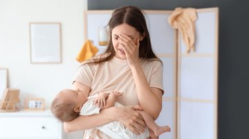Mãe sofre com bebê no colo