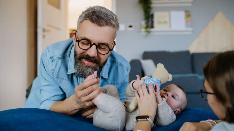 Paternidade tardia, um fenômeno crescente entre os millennials - Foto: Canva Pro