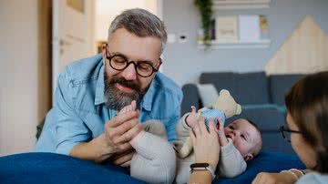 Homem da geração Y cuida de seu filho bebê