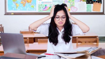 Adolescente estressada estudando