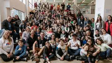 Grupo de pessoas no Encontro Crescer Feliz em 2024