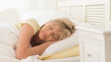 Depois dos 50, dormir bem é cuidar do cérebro: os caminhos naturais para um sono reparador