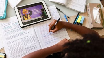 Criança estudando inglês