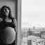 Gabriela, grávida de 34 semanas, na janela do quarto da maternidade, horas antes do parto - foto: Fernanda Sophia