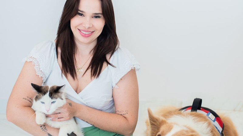 A veterinária Leticia Alves com seu cão de assistência, Jackson - divulgação