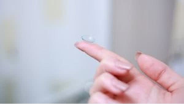 Maus hábitos ao usar lentes de contato podem levar a infecção e até mesmo cegueira - Foto: divulgação