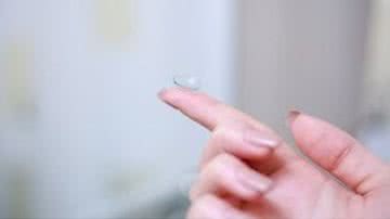 Maus hábitos ao usar lentes de contato podem levar a infecção e até mesmo cegueira - Foto: divulgação