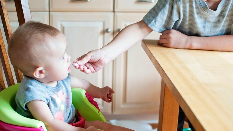 O engasgo pode acontecer com alimentos, por exemplo - pexels