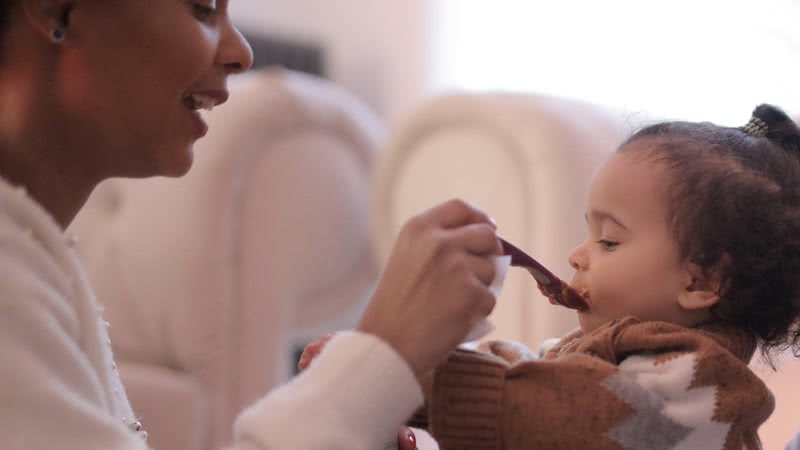 Lembre-se sempre que os bebês aprendem a comer comendo!