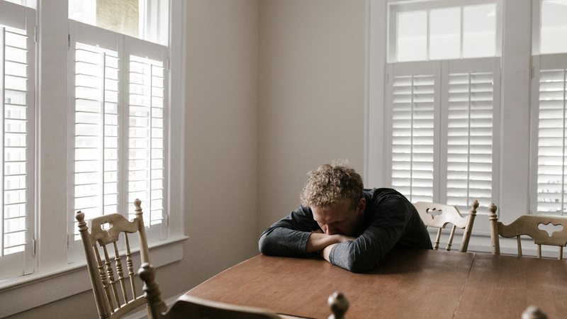 O sofrimento emocional no ambiente de trabalho tem se intensificado