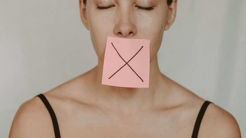 Mulheres sofrem diversas formas de violência - pexels