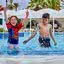 No verão, é comum que crianças brinquem em piscinas