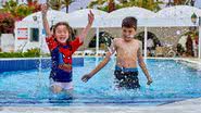 No verão, é comum que crianças brinquem em piscinas