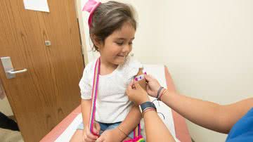 A vacinação completa para a prevenção de doenças é muito importante para a saúde das crianças e adolescentes