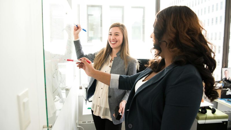 Redes de apoio entre mulheres são uma maneira importante de crescer os negócios de empreendedoras - pexels