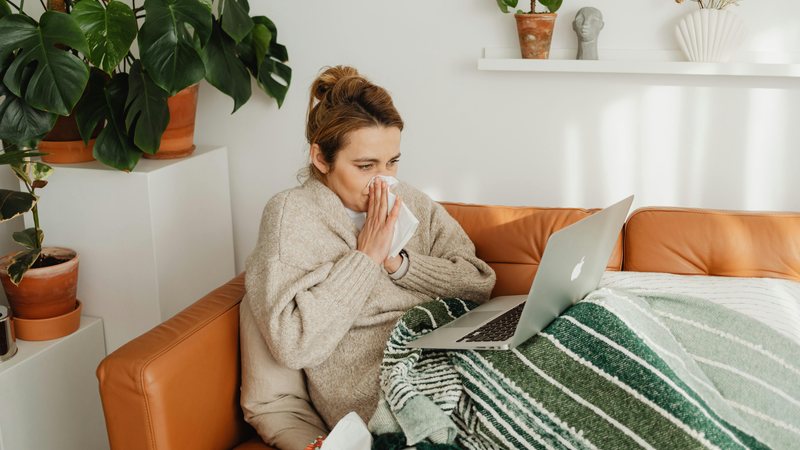 Espirros podem ser sinal de alergia - pexels