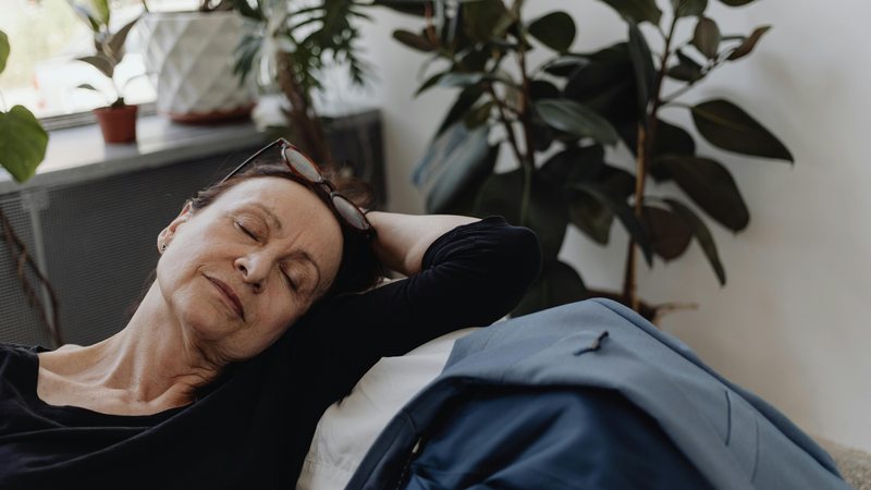 O canabidiol pode melhorar o sono durante a menopausa, oferecendo alívio para mulheres que está enfrentando essa fase de mudanças
