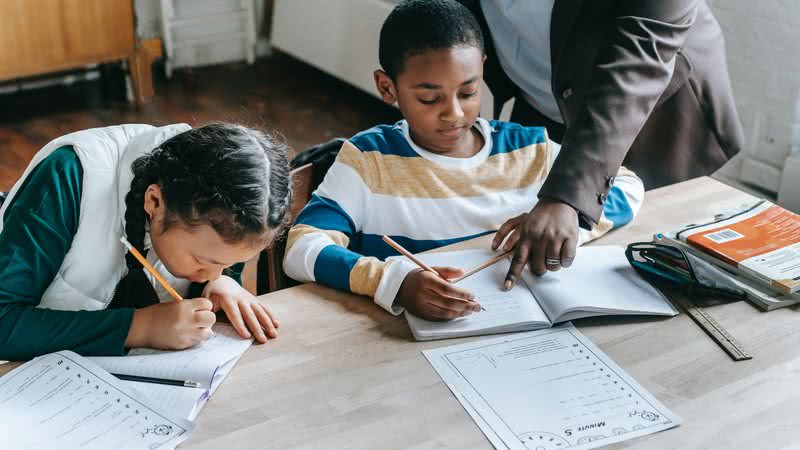 A educação antirracista nas escolas é uma pauta que precisa ser introduzida de forma urgente