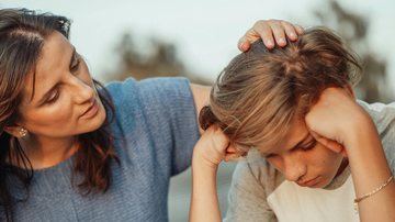 Existe um grande abismo entre gerações que complica a comunicação e entendimento emocional em famílias - pexels