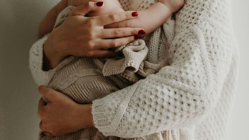 A mãe solo cuida sozinha do filho - pexels