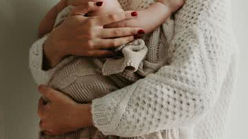 A mãe solo cuida sozinha do filho - pexels