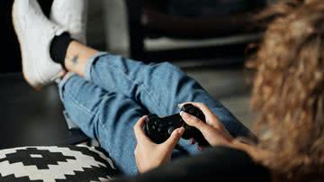 Ao reproduzir vídeos violentos, os jogos podem contribuir para atitudes mais agressivas