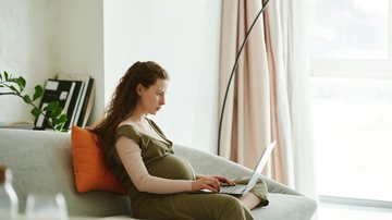 Seja no trabalho remoto ou presencial, a gestante tem direitos - pexels