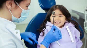 O ideal é que o acompanhamento com um dentista seja iniciado desde os primeiros meses de vida