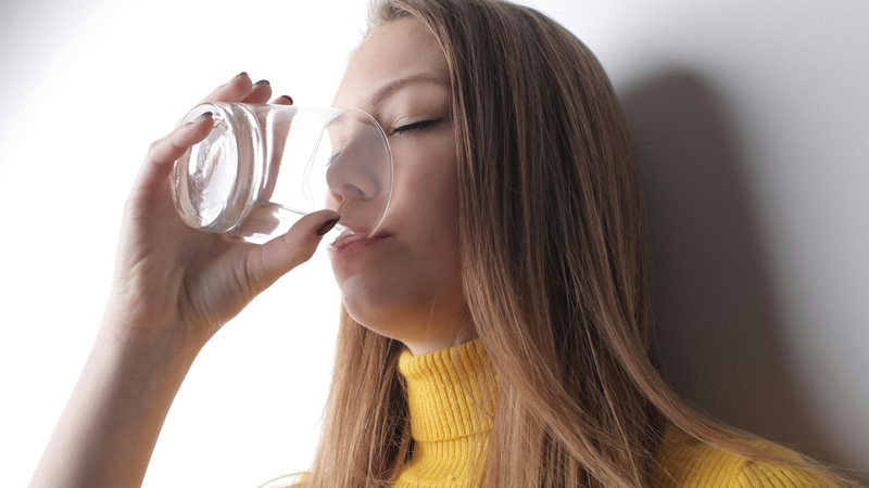 Manter a hidratação no inverno é crucial para prevenir doenças urológicas