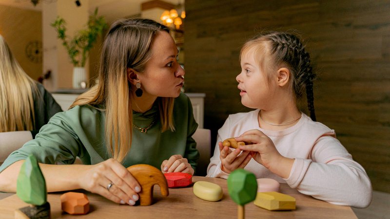 Entenda direitos das famílias atípicas - pexels