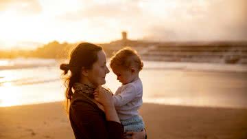 A maternidade é complexa e desafiadora, exigindo mais apoio psicológico especializado para garantir o bem-estar de mães e bebês