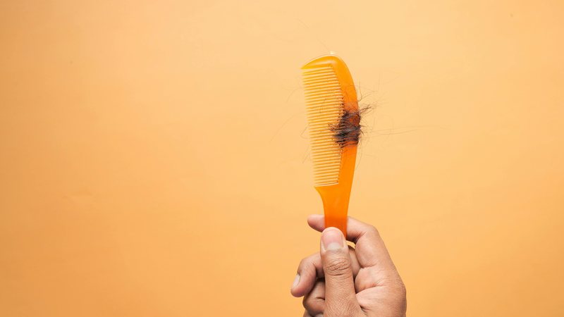 Mais da metade das mulheres no pós-menopausa relatam queda de cabelo - Pexels