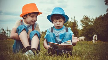 Ler nas férias pode ajudar os pequenos a estimular a imaginação - pexels