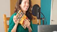 Caroline d'Essen discutindo seu livro "Outra pele," durante uma entrevista - arquivo pessoal