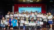 Alunos do Colégio Belo Futuro com um certificado - Divulgação