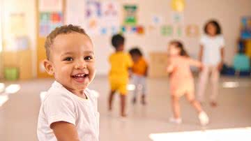 Crianças pequenas brincam em escola